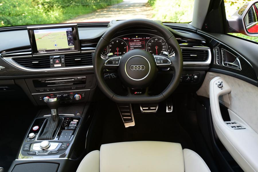 Торпедо Audi RS6 Avant Performance (4G, C7) 2016 года  (UK) (фото 11 из 24)